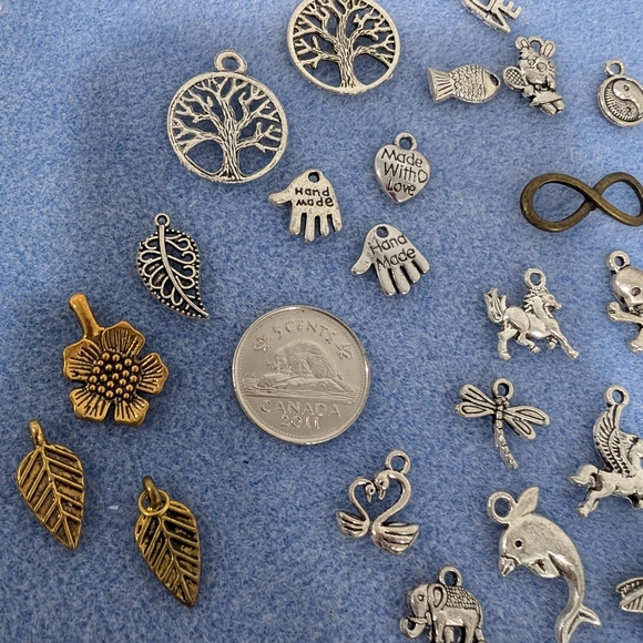 Over 100 charms - Picture 5 of 6